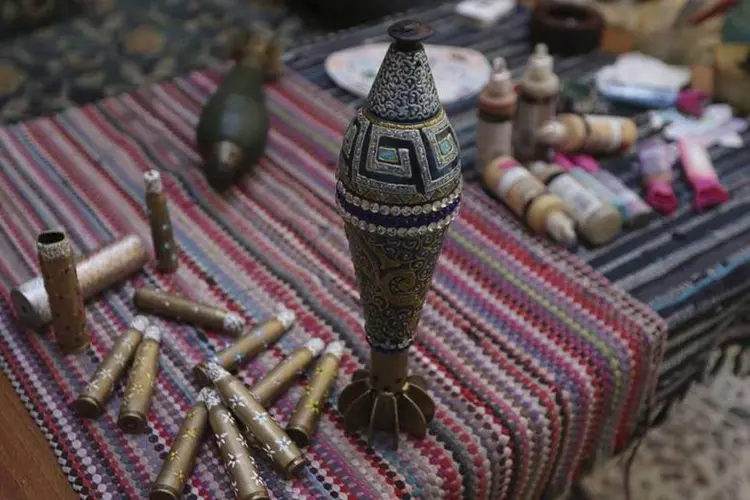 
	Morteiro e balas decoradas na S&iacute;ria: artista&nbsp;trabalhava como designer e pintor antes do conflito
 (Bassam Khabieh/Reuters)