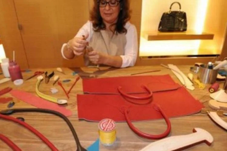 A artesã Fatima Rhessal, da Louis Vuitton, trabalha na criação das bolsas de luxo na filial de Sydney (Torsten Blackwood/AFP)
