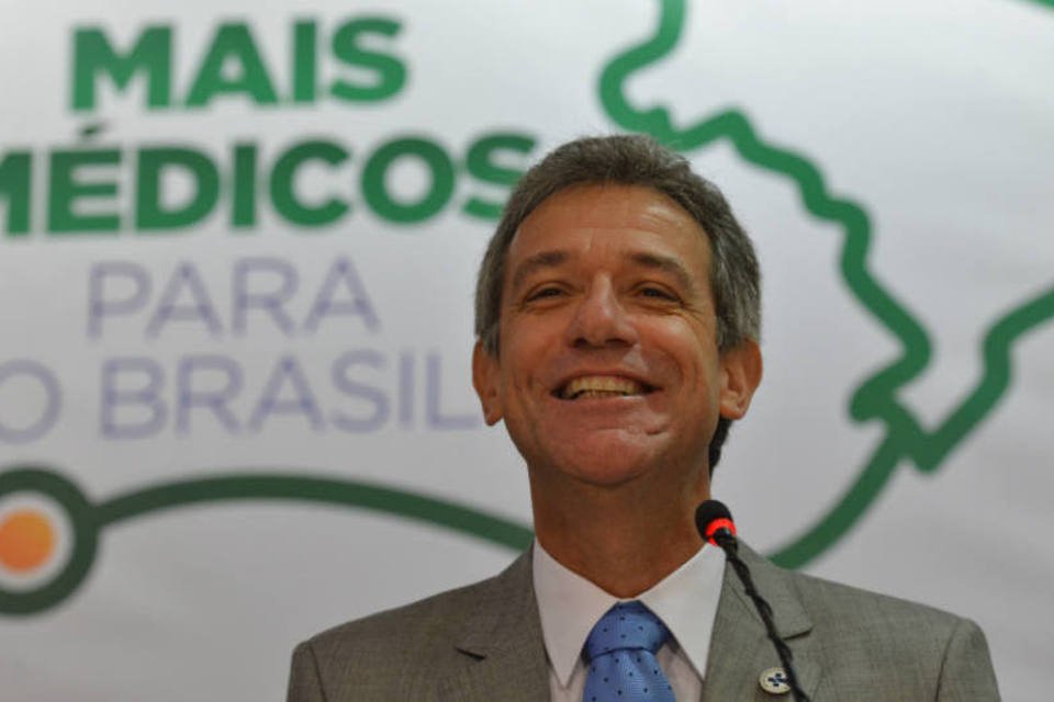 No Senado, ministro da Saúde defende acordo com Cuba