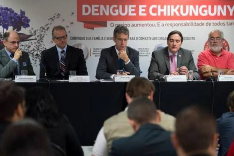 O ministro da Saúde, Arthur Chioro, e o secretário de Vigilância em Saúde, Jarbas Barbosa, apresentam os números da dengue em todo país (Marcelo Camargo/Agência Brasil)