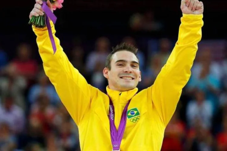 
	Arthur Zanetti comemora sua medalha de ouro em Londres: por enquanto ele a judoca Sarah Menezes trouxeram duas douradas para o Brasil
 (Mike Blake/Reuters)