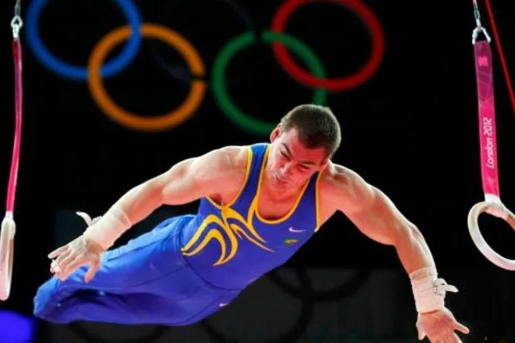 Ginasta brasileiro Arthur Zanetti durante a prova que garantiu sua vitória nas Olimpíadas (Mike Blake/Reuters)