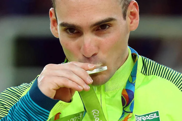 
	Arthur Zanetti: medalhista ol&iacute;mpico pede para que equipamentos sejam comprados com desconto e n&atilde;o voltem para a Alemanha
 (Mike Blake / Reuters)