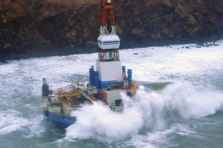 Ondas se chocam contra uma unidade cônica de perfuração de petróleo no lado sudeste da costa da ilha Sitkalidak, no Alasca (Jonathan Klingenberg/USCG/Handout/Reuters)