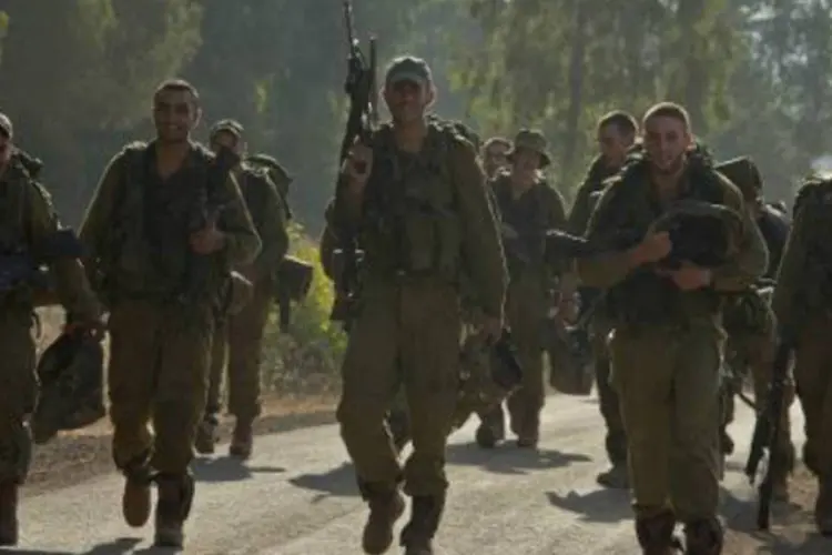 Artilharia israelenese: exércitodiz ter visado uma estrutura do movimento xiita Hezbollah como resposta a um ataque anterior (AFP)
