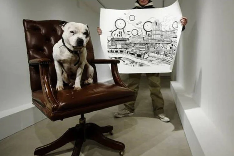 Artista de rua Dolan e seu cachorro posam em galeria de Londres (Luke MacGregor/Reuters)