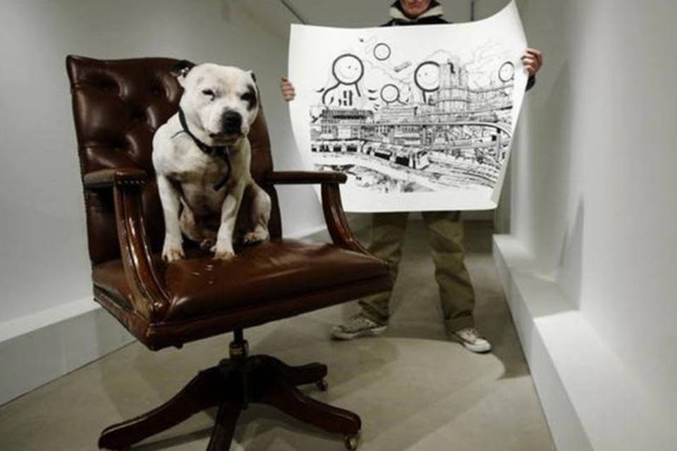 Ex-morador de rua faz sucesso com desenhos do cachorro
