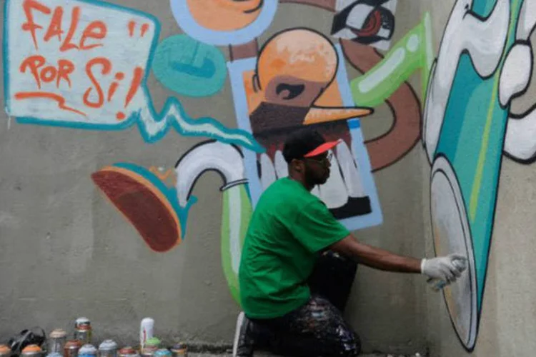 O artista Airá O Crespo faz grafite no Rio de Janeiro: projeto visa fomentar o turismo na comunidade e dar alternativas ao tráfico aos jovens da região (Fernando Frazão/ABr)