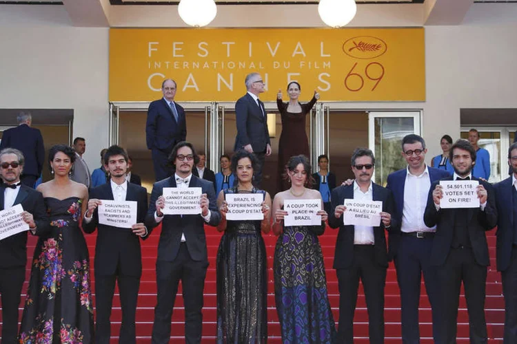 
	Protesto: Dilma agradeceu nominalmente o diretor filme brasileiro Aquarius, Kleber Mendon&ccedil;a Filho, e as atrizes S&ocirc;nia Braga e Maeve Jinkings
 (Yves Herman / Reuters)