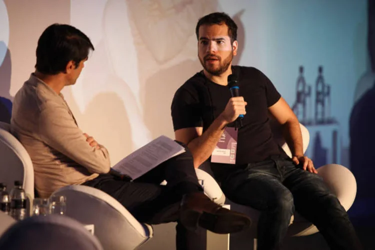 Artur Avila durante conversa com o documentarista João Moreira Salles, na reunião anual da Fundação Estudar (Divulgação/Fundação Estudar)
