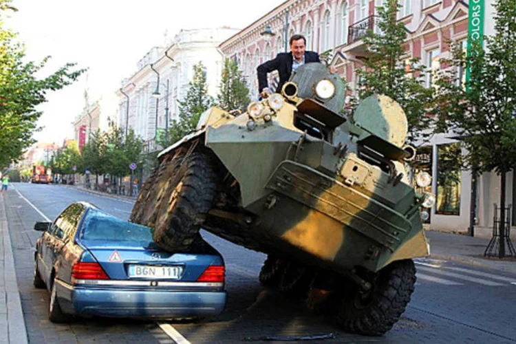 Arturas Zuokas, prefeito de Vilnius, Lituânia, levou o prêmio Ig Nobel da Paz por demonstrar um nova e eficaz maneira de resolver o problema do estacionamento ilegal (Divulgação)