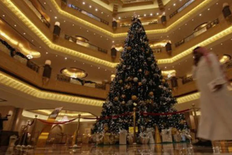 Árvore de Natal enfeira o saguão de um hotel em Abu Dhabi, Emirados Árabes Unidos: o hábito de usar uma árvore como símbolo da fertilidade foi adotado após a chegada na Europa de antiqüíssimos costumes orientais
 (AFP)
