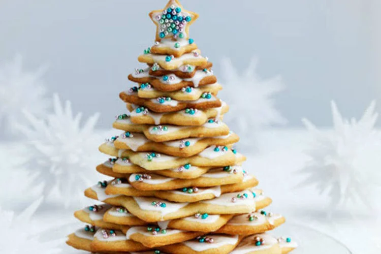 1. Uma outra variação de árvore feita com cookies, esta tem bolinhas metalizadas como enfeite. (Reprodução/Pinterest)