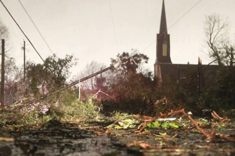 
	&Aacute;rvores ca&iacute;das em Mobile, Alabama: violento tempo durante o Natal deve continuar at&eacute; a manh&atilde; de quarta-feira
 (Marvin Gentry/Reuters)