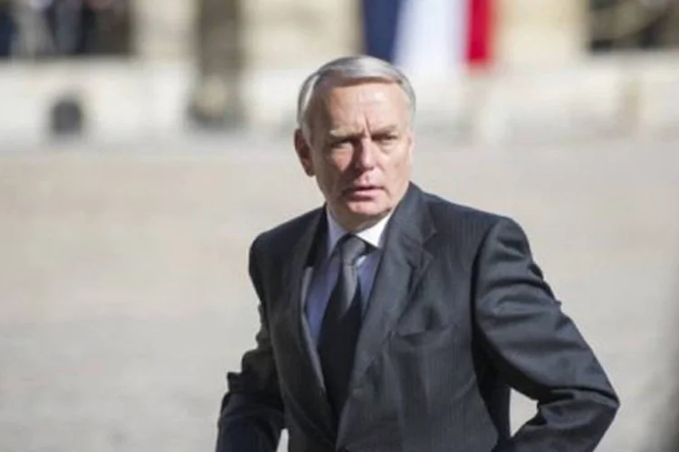 Ayrault negou que a França queira criar uma coalizão contra a chanceler alemã Angela Merkel (Fred Dufour/AFP)