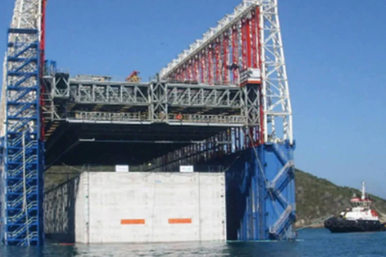 
	Porto do A&ccedil;u, em S&atilde;o Jo&atilde;o da Barra:&nbsp;&nbsp;a ind&uacute;stria do petr&oacute;leo dever&aacute; iniciar opera&ccedil;&otilde;es antes mesmo do come&ccedil;o dos embarques da Anglo.
 (Divulgação)