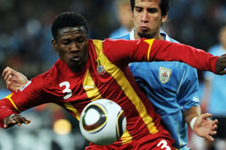 O ganês Asamoah Gyan defendendo sua seleção durante a Copa de 2010: jogador deve ser a contratação mais cara da temporada no Campeonato Inglês (Getty Images)