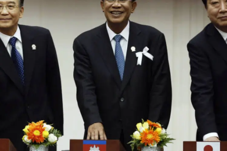 O primeiro-ministro do Camboja, Hun Sen, o premiê chinês, Wen Jiabao, e primeiro-ministro japonês, Yoshihiko Noda, iniciam uma apresentação na Asean em Phnom Penh  (REUTERS / Damir Sagolj)