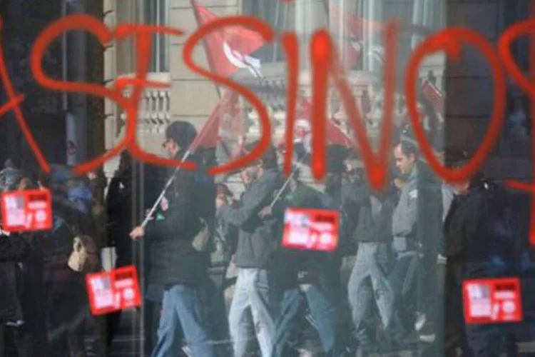 
	Segundo fontes oficiais espanholas, ao longo do dia ocorreram diversos incidentes, com 110 detidos e mais de 40 feridos, pelo menos 18 deles policiais
 (Dominique Faget/AFP)