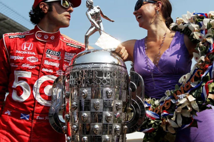Dario Franchitti e Ashley Judd comemoram a vitória do piloto escocês nas 500 milhas de Indianápolis (Nick Laham/Getty Images)