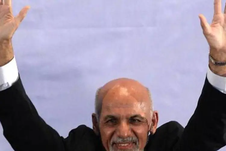 O presidente eleito do Afeganistão Ashraf Ghani saúda a multidão reunida em Cabul  (Wakil Kohsar/AFP)
