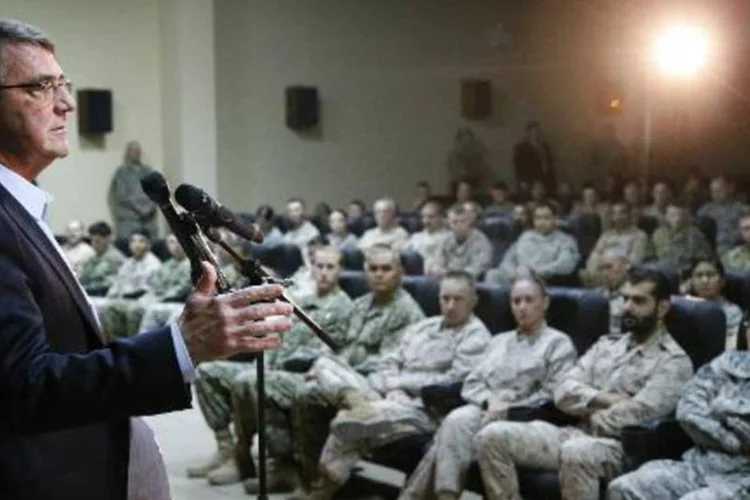 Carter discursa para tropas americanas no Kuwait: "vamos infligir a eles uma derrota definitiva, que não restem dúvidas" (Jonathan Ernst/AFP)