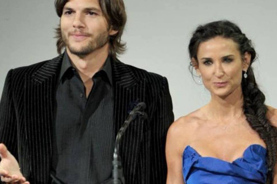 Demi Moore anuncia divórcio com Ashton Kutcher