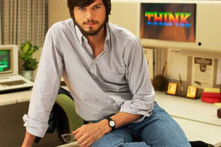 
	Ashton Kutcher no papel de Steve Jobs: talvez o tom aliviasse com Kutcher, que consegue convencer no papel de um Jobs obcecado pelo sucesso da Apple
 (Divulgação)