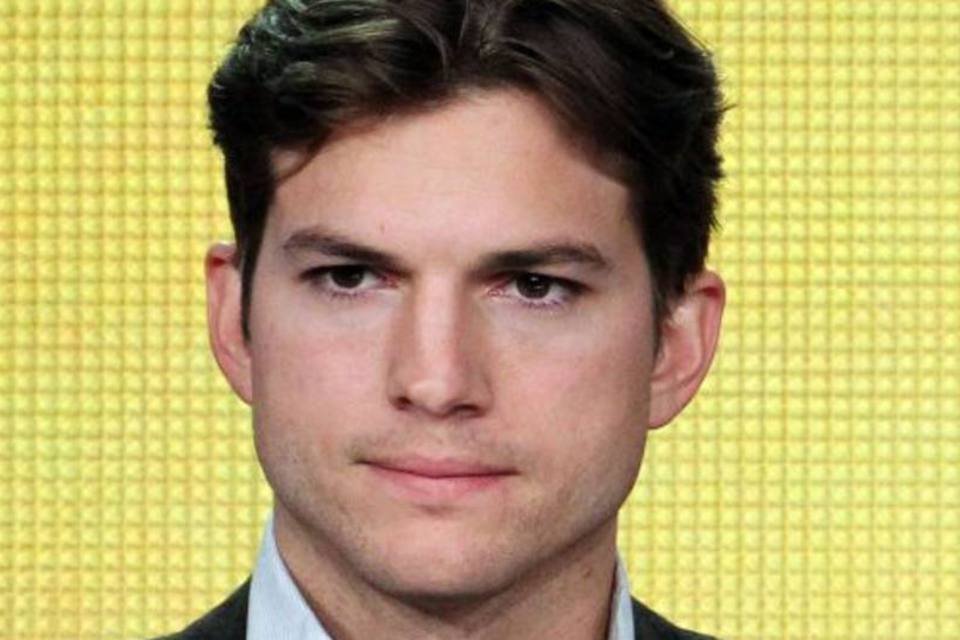 Ashton Kutcher entra com pedido de divórcio de Demi Moore