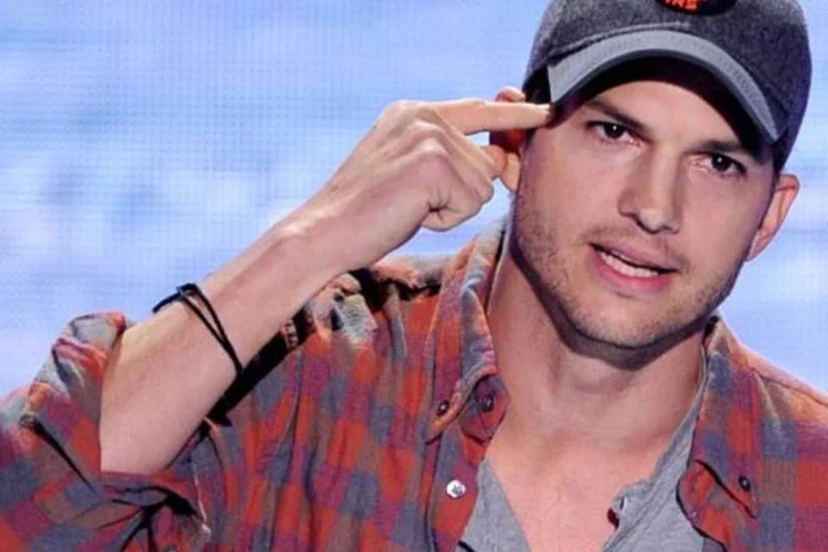 Ashton Kutcher durante cerimônia do  (Getty Images)