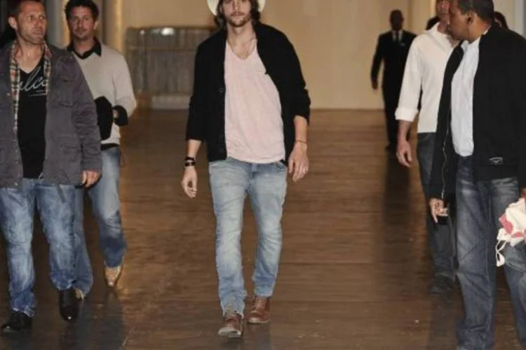 Ao contrário do desfile de janeiro, quando só se apresentou no fim, desta vez Kutcher abriu a apresentação da marca ao lado da top Alessandra Ambrósio (Agência Fotosite)