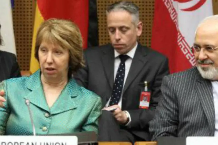 Catherine Ashton, chefe da diplomacia europeia, e Mohamad Javad Zarif, chanceler iraniano: grandes potências suspeitam que Teerã tenta produzir a bomba atômica (Dieter Nagl/AFP)