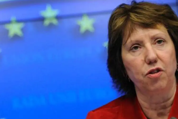 A chefe da diplomacia comunitária, Catherine Ashton, ressaltou que a intenção é que assim o Irã 'leve a sério' os pedidos de voltar à mesa de negociações
 (John Thys/AFP)