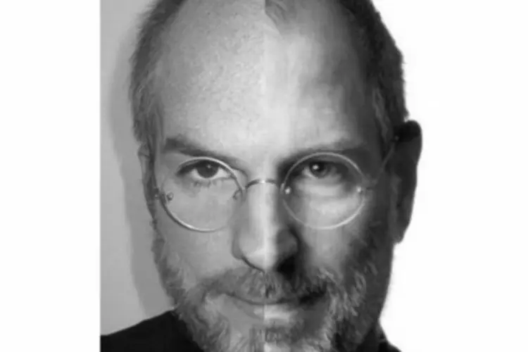 
	Ashton Kutcher como Steve Jobs: ator aparece na imagem, &agrave; esquerda, com metade de seu rosto caracterizado com &oacute;culos de aros circulares, barba e entradas no cabelo
 (Reprodução)