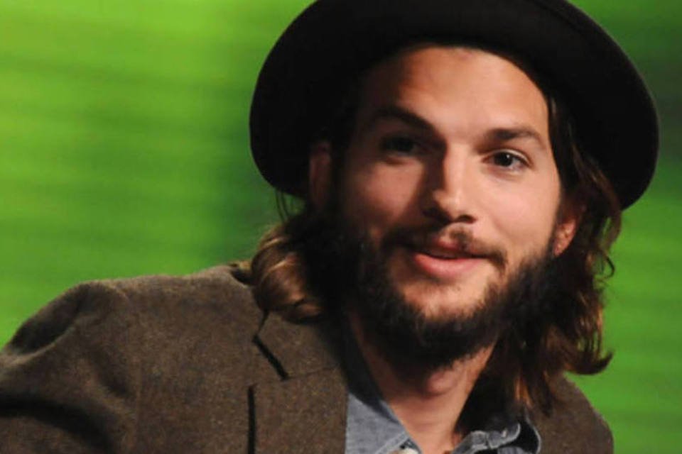 Ashton Kutcher parodia sites de encontro em comercial