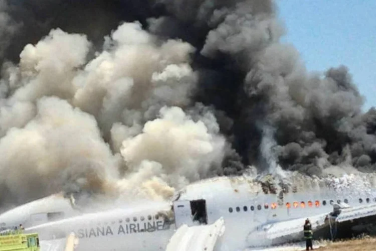 Boeing 777 da Asiana Airlines após acidente durante o seu pouso no Aeroporto Internacional de São Francisco, na Califórnia (Eugene Anthony Rah/Divulgação Via Reuters)