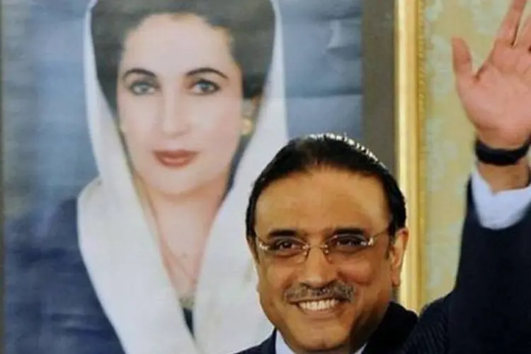 Zardari diante de uma foto da falecida esposa Benazir Bhutto (Aamir Qureshi/AFP)