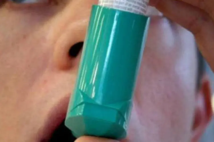 
	Homem usa bomba de ar t&iacute;pica de pacientes com asma: para se preparar para esta temporada, recomenda-se que as visitas ao m&eacute;dico sejam frequentes
 (Divulgação)