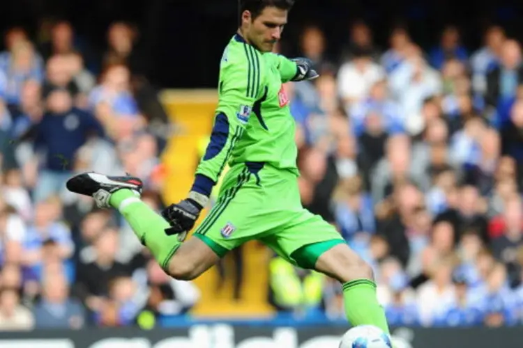 Asmir Begovic, goleiro do Stoke City: a bola percorreu 91m9 (Getty Images)