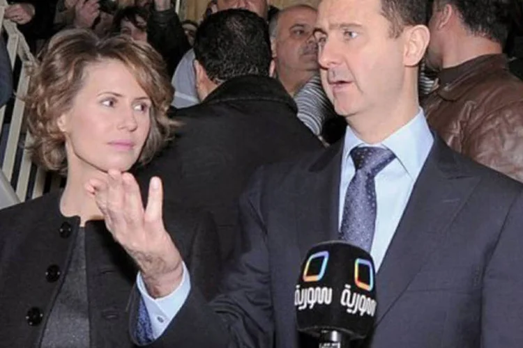 Bashar al-Assad ao lado da esposa Asma: as sanções implicam em um congelamento dos bens e recursos econômicos que estas pessoas possam ter na Suíça (AFP)