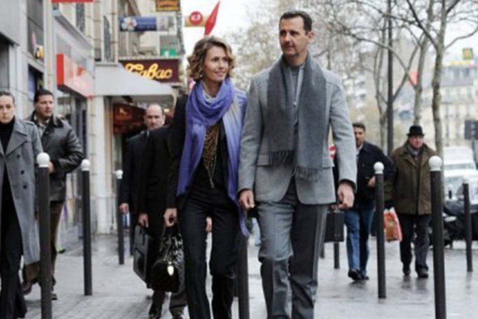 O presidente sírio Bashar al-Assad e a esposa Asma caminham em Paris: os e-mails também ilustram o luxuoso estilo de vida do casal (Miguel Medina/AFP)