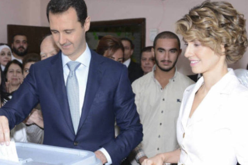 Assad vota junto com esposa em escola de Damasco