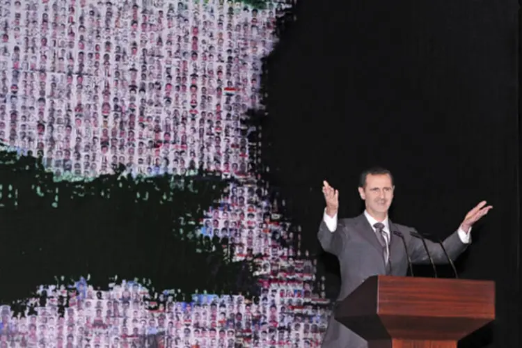 
	Assad fala a apoiadores em Damasco: presidente n&atilde;o ofereceu concess&otilde;es e minimizou a possibilidade de negocia&ccedil;&atilde;o com os grupos de oposi&ccedil;&atilde;o s&iacute;rios
 (SANA/Reuters)