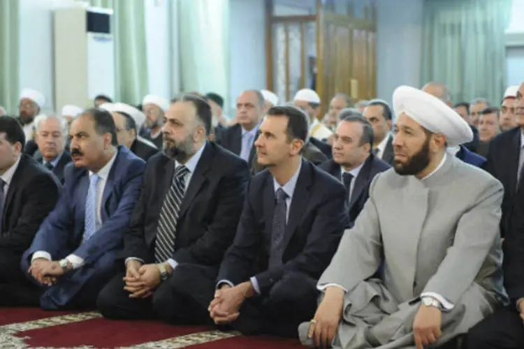 O presidente da Síria, Bashar al-Assad, é visto em mesquita de Damasco, em 08 de agosto de 2013 (REUTERS / SANA)