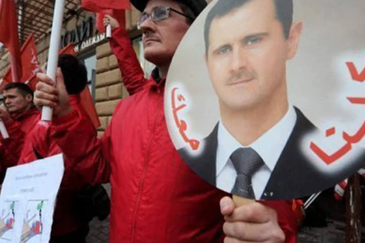 
	Manifesta&ccedil;&atilde;o de apoio a Bashar al-Assad diante da embaixada americana em Moscou em 19 de outubro: &#39;&#39;Acredito que o pre&ccedil;o da invas&atilde;o ser&aacute; mais elevado do que todo mundo pode pensar&#39;&#39;, disse
 (Andrey Smirnov/AFP)