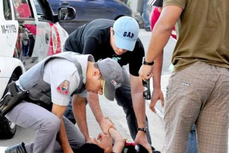 Assaltante imobilizado pela polícia: violência urbana preocupa SP (Agliberto Lima/VEJA SP)