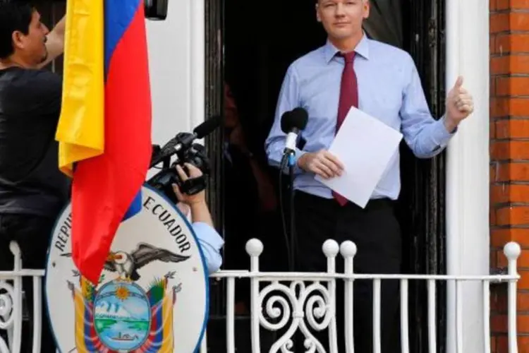 
	Julian Assange acena na embaixada do Equador, em Londres
 (Chris Helgren/Reuters)