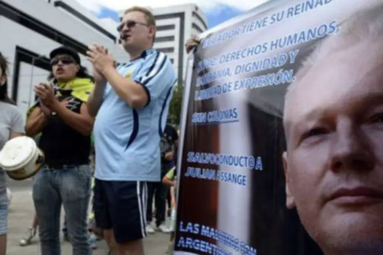 
	Ativistas expressam apoio a Julian Assange: segundo Correa, o fundador do WikiLeaks sofre persegui&ccedil;&atilde;o pol&iacute;tica nos Estados Unidos
 (Rodrigo Buendia/AFP)