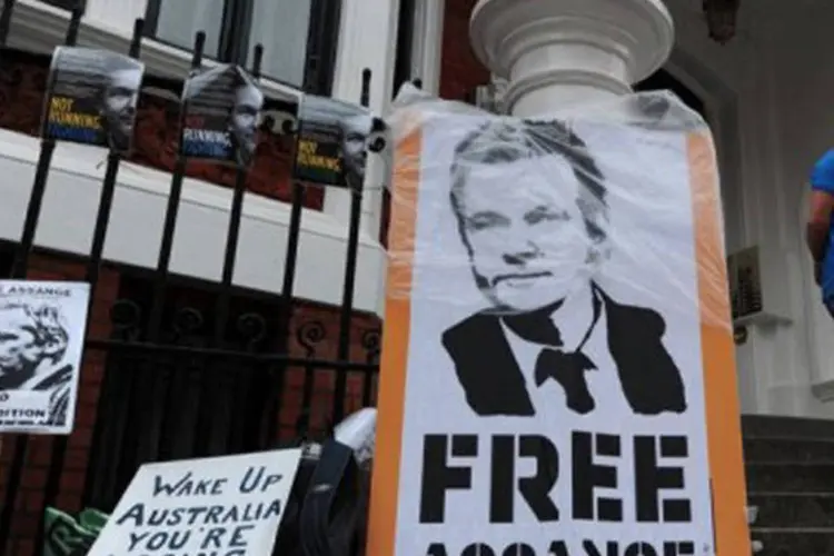 
	Manifesta&ccedil;&atilde;o pela liberta&ccedil;&atilde;o de Julian Assange em frente &agrave; embaixada equatoriana em Londres no dia 23 de junho de 2012
 (Carl Court/AFP)