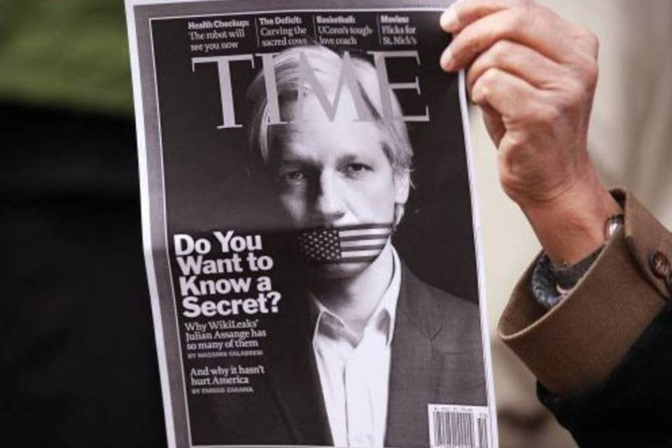 Julian Assange, fundador do WikiLeaks, na capa da revista Time impressa em um papel no ano de 2010